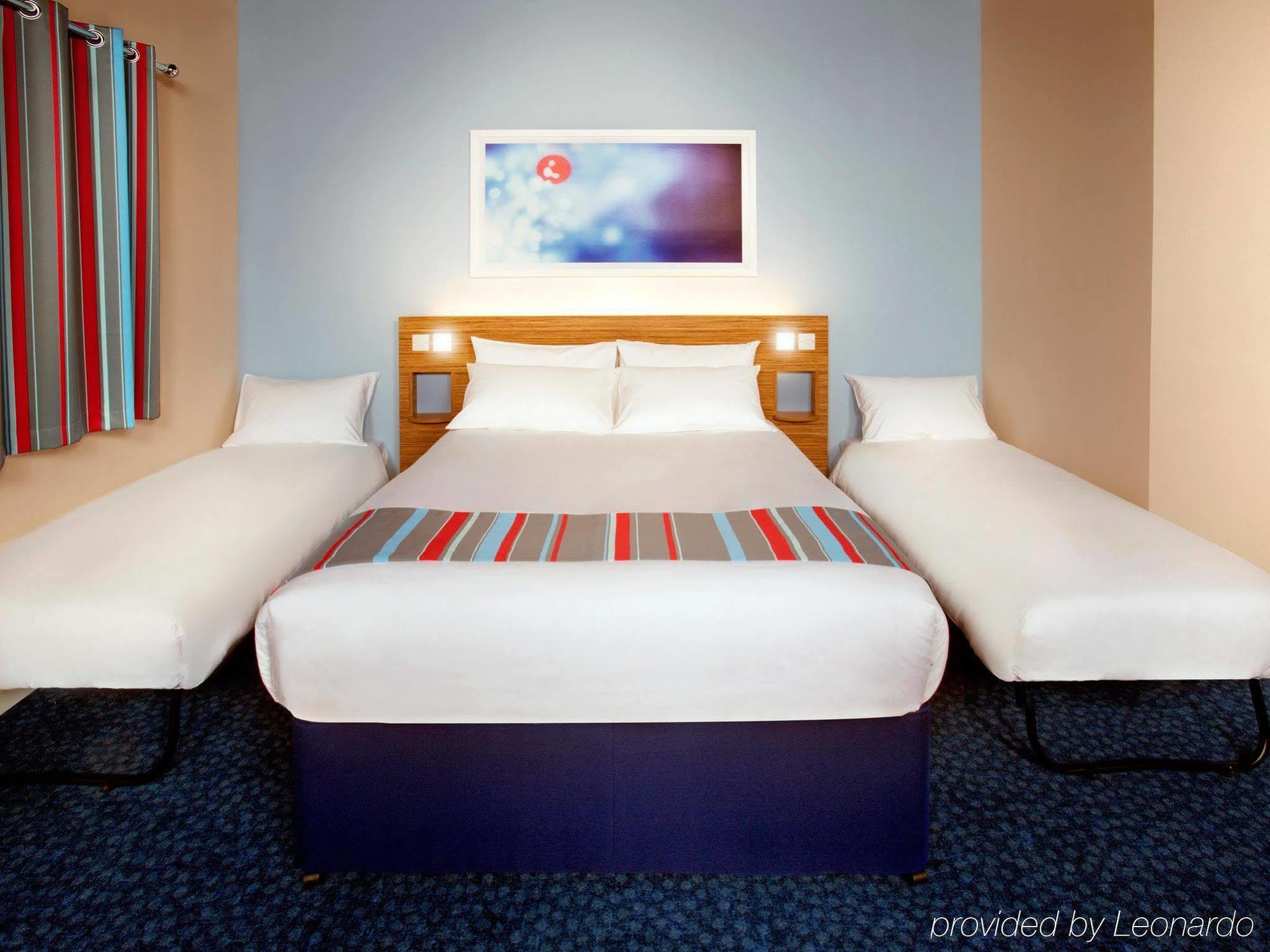 Mercure London Gatwick Airport Horley Exterior photo