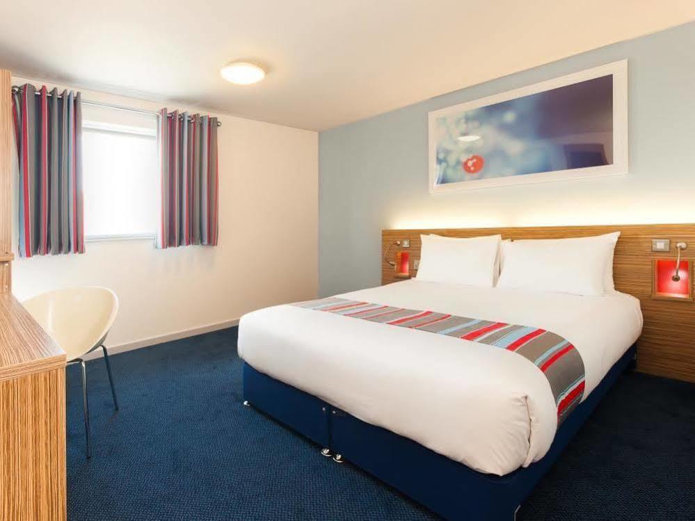 Mercure London Gatwick Airport Horley Exterior photo